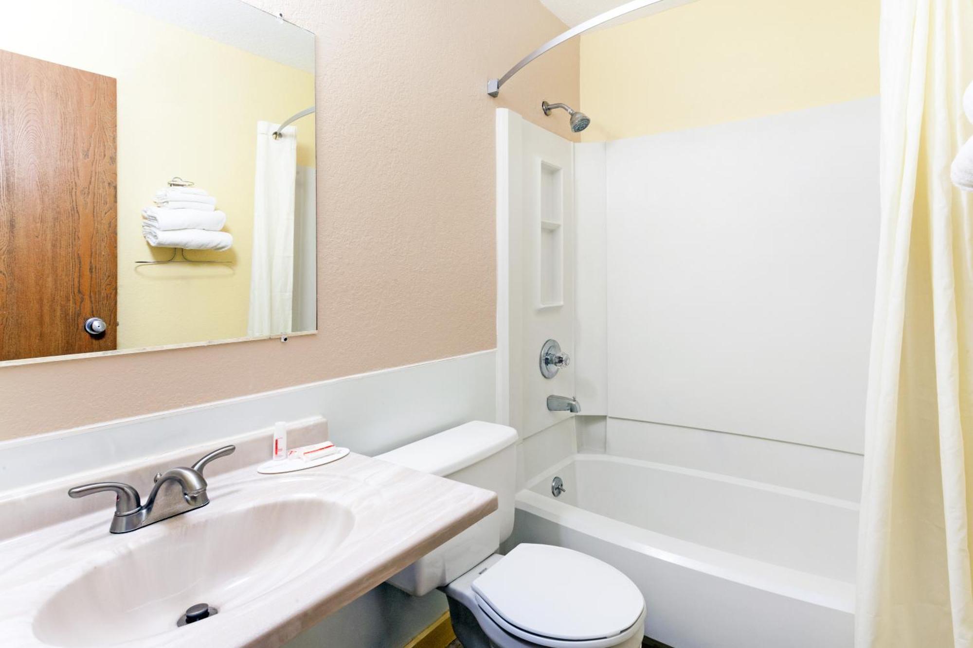 Super 8 By Wyndham Bath Hammondsport Area Motel Bilik gambar